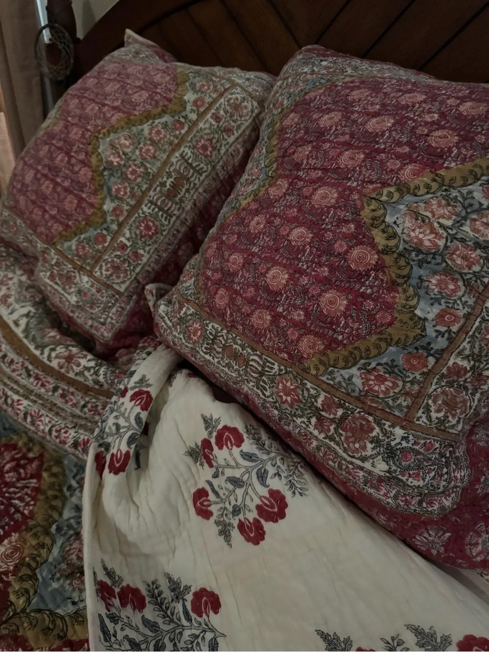 Pottery Barn Red and Cream Floral Quilted Bedspread Set - Zarina